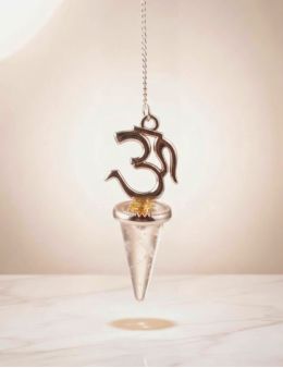 Pendule divinatoire métal argenté avec chaîne, Om et cristal de roche conique facetté
