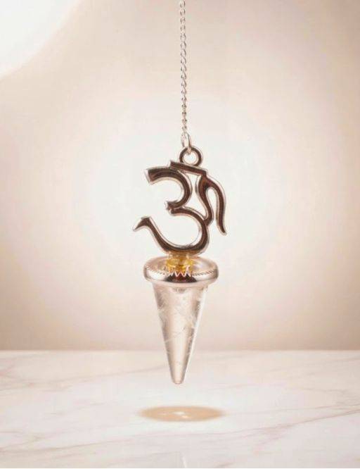 Pendule divinatoire métal argenté avec chaîne, Om et cristal de roche conique facetté