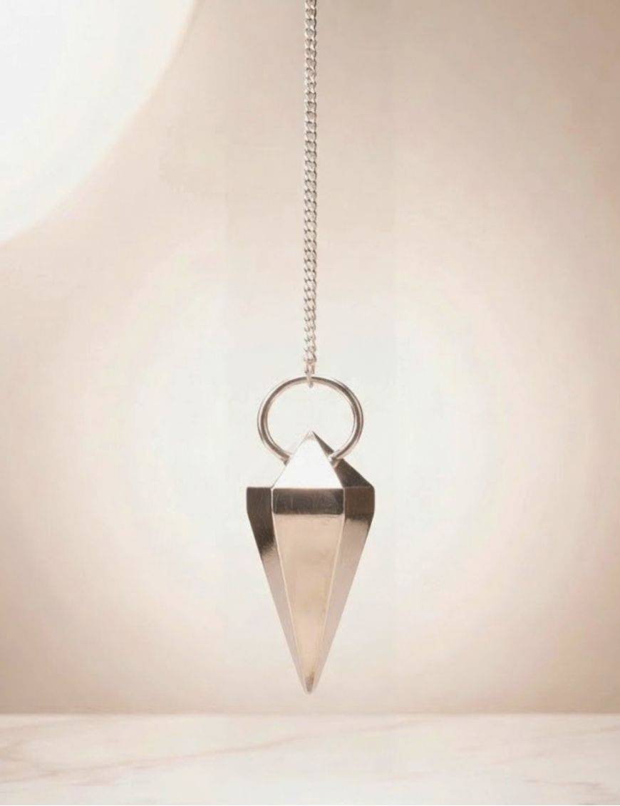 Pendule divinatoire métal argenté pyramidal avec chaîne argentée