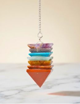 Pendule divinatoire pyramide 7 chakras chaine argentée