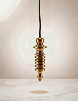 Pendule Isis doré petit modèle avec témoin