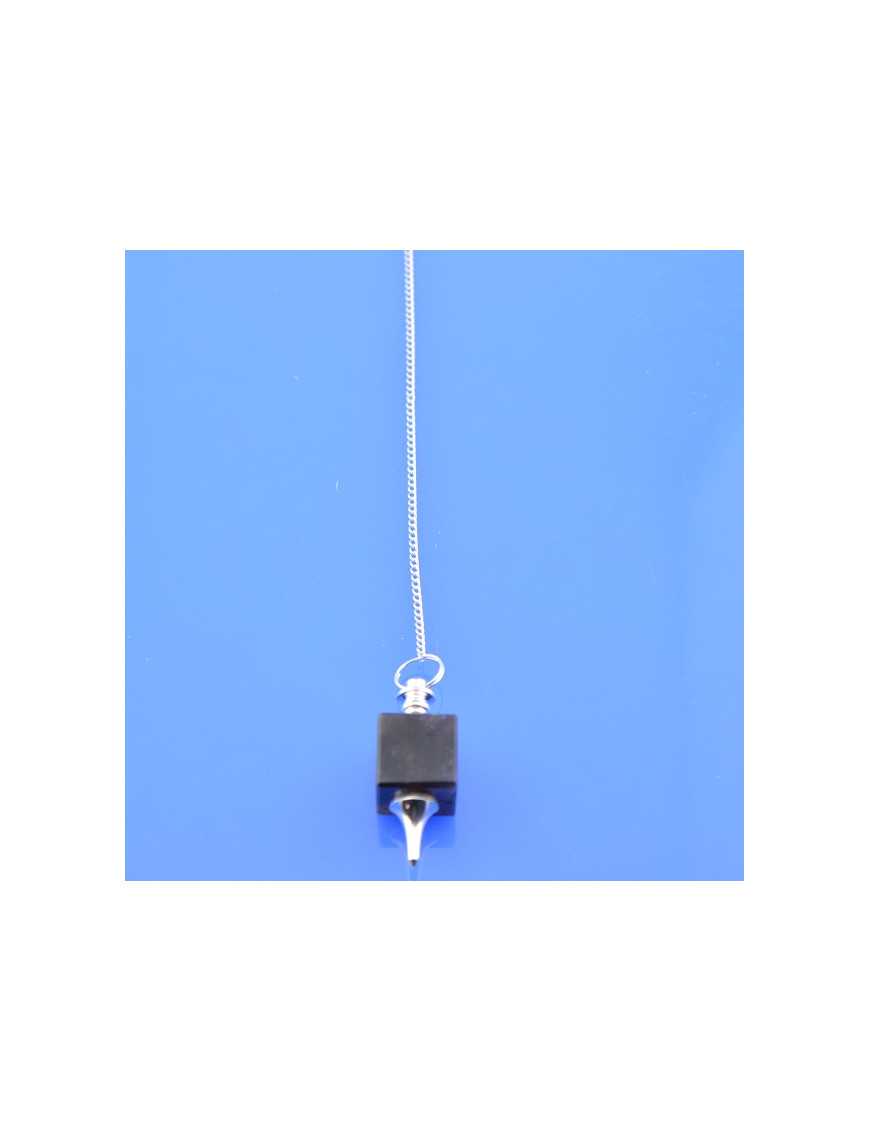 Pendule cube de pierre et chaîne argentée