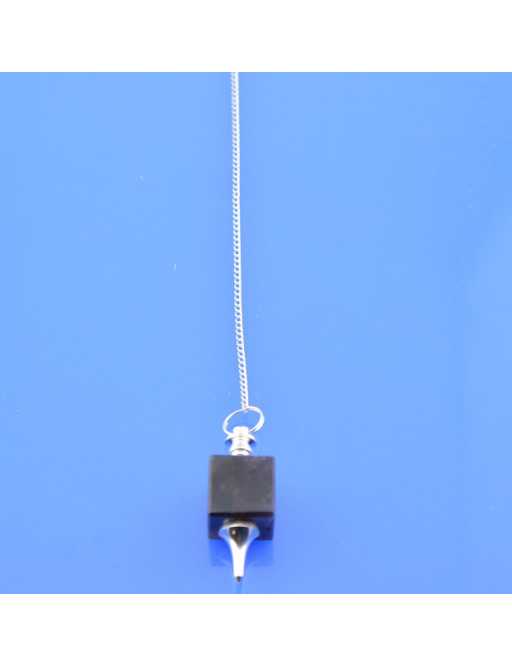 Pendule cube de pierre et chaîne argentée
