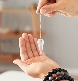 Bien utiliser les pendules divinatoires : découverte et pratique Article : Bien utiliser les pendules divinatoires : découverte et pratique